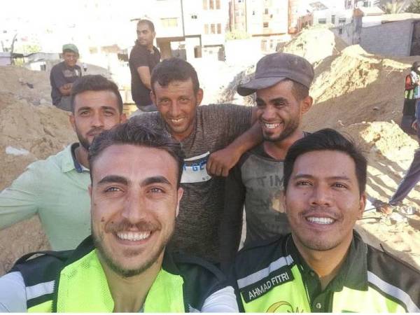 Fitri (kanan) bersama rakyat Palestin yang begitu bersemangat menyambut kehadiran rakyat Malaysia di bumi Palestin. - Foto Instagram Fitri