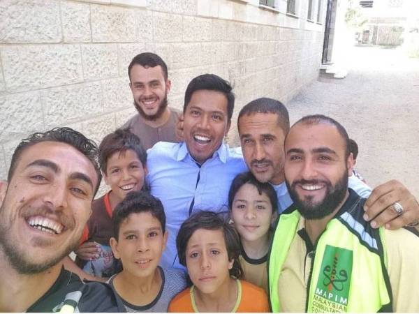 Fitri bersama rakyat Palestin ketika menyertai Misi Bantuan Kemanusiaan Majlis Perundingan Pertubuhan Islam Malaysia (MAPIM) ke Gaza. - Foto Instagram Fitri