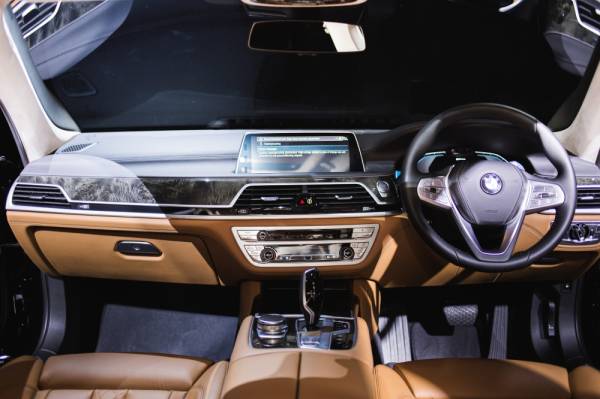 BAHAGIAN dalaman ruang kokpik BMW 745Le xDrive.