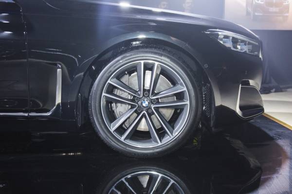 RODA aloi ringan 19-inci dengan penggayaan Double-spoke dwiwarna 630.