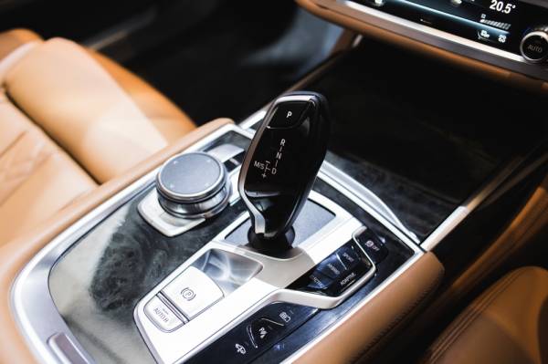 RUANG gear konsol sarat dengan butang kawalan yang mudah dicapai.