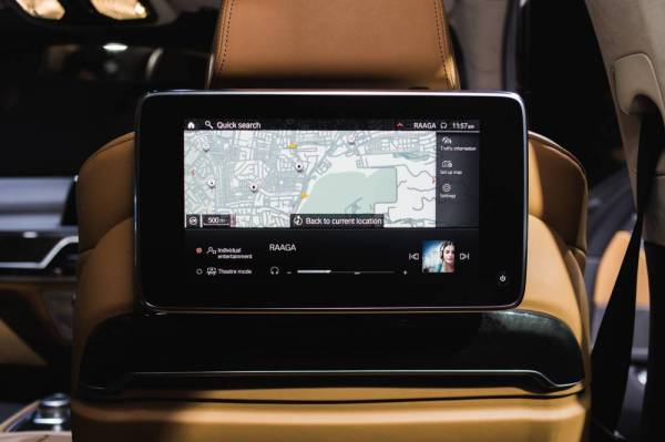 INSTRUMEN dan skrin 12.3-inci utama yang dikuasakan oleh BMW Operating System 7.0.