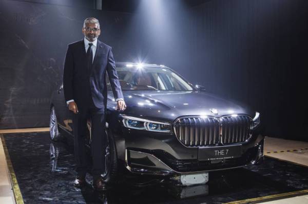 SASHI Ambi bersama BMW 745Le xDrive ketika majlis pelancaran yang berlangsung di Kuala Lumpur baru-baru ini.