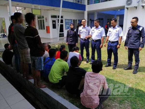 Mohamad (tengah) melihat PATI yang berjaya ditahan.