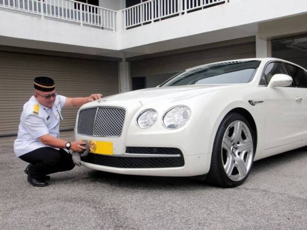 Pemandu rasmi kepada Yang di-Pertuan Agong Al-Sultan Abdullah Ri’ayatuddin Al-Mustafa Billah Shah, Azman Saadon, 53, semasa ditemui Bernama, baru-baru ini. - FOTO BERNAMA