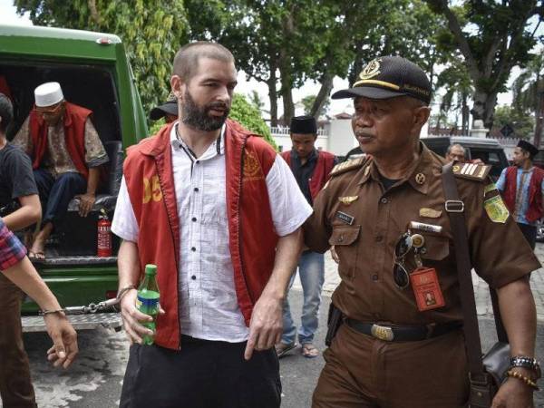 Hukuman mati dijatuhkan ke atas Dorfin (tengah) dtitukar kepada hukuman 19 tahun penjara.
