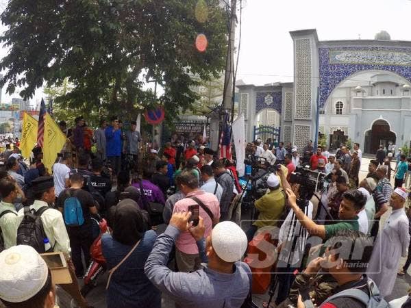 Himpunan aman Keadilan Untuk Adib dan Tommy Thomas Sila Letak Jawatan yang berlangsung di pekarangan Masjid Kampung Baru Kuala Lumpur di sini hari ini. - Foto ZAHID IZZANI