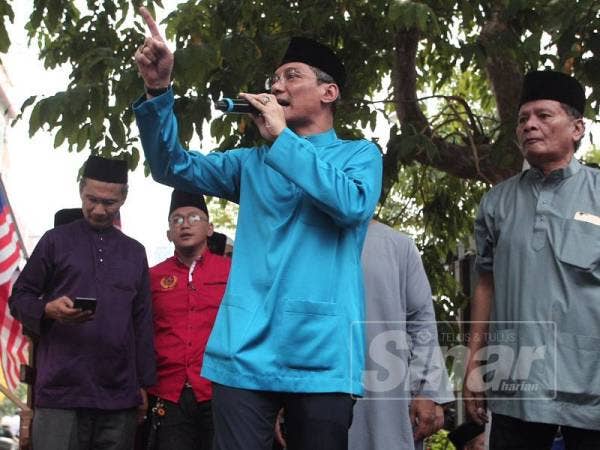 Pengerusi Gagasan Tiga (G3), Datuk Azwanddin Hamzah ketika berucap pada himpunan aman Pembelaan Arwah Adib dan Tommy Thomas Sila Letak Jawatan di pekarangan Masjid Kampung Baru Kuala Lumpur di sini hari ini. - Foto ZAHID IZZANI