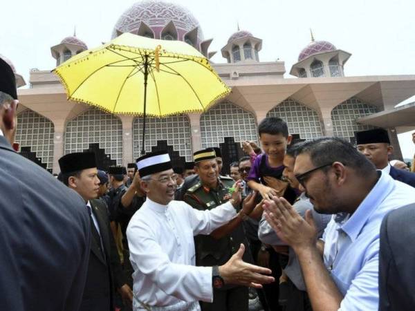 Yang di-Pertuan Agong Al-Sultan Abdullah Ri'ayatuddin Al-Mustafa Billah Shah berkenan bersalaman bersama para jemaah semasa keberangkatan pulang selepas menunaikan Solat Jumaat pada Khutbah Khas dan Solat Jumaat sempena Istiadat Pertabalan Seri Paduka Baginda di Masjid Putra hari ini. Khutbah Khas bertajuk Kesetiaan Kepada Raja dan Negara dan Solat Jumaat yang diimamkan oleh Imam Besar Masjid Negara Tan Sri Syaikh Ismail Muhammad. - Foto Bernama