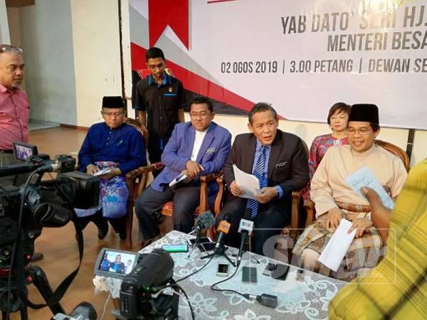 Aminuddin (dua dari kanan) pada sidang media pada majlis itu hari ini.
