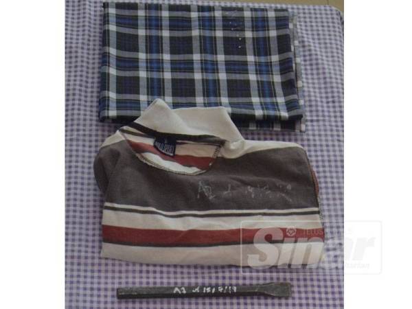 Baju dan kain pelekat dipakai suspek ketika datang ke masjid itu untuk mencuri duit tabung.