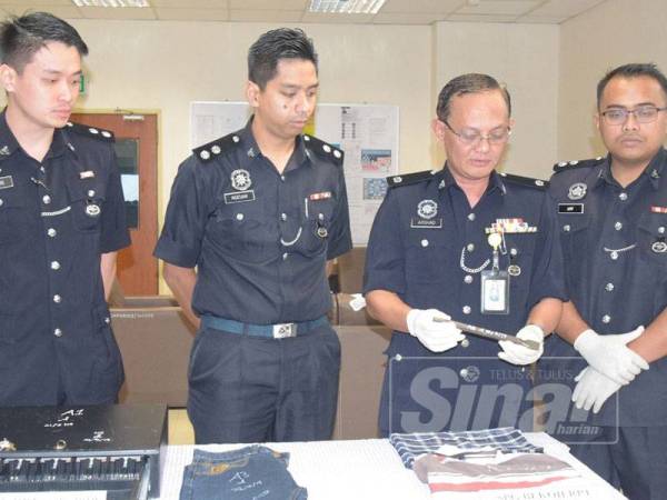 Arshad (dua dari kanan) melihat peralatan yang didakwa digunakan suspek untuk mencuri tabung masjid dan surau sekitar daerah ini.