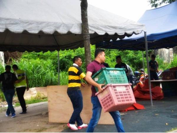 DBKL mengangkut barangan niaga dalam Operasi Tegas Siri 24/2019, semalam. - Foto DBKL