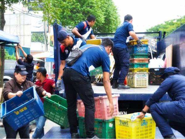 Barangan niaga yang disita atas kesalahan tiada lesen dan dimiliki warga asing dalam Operasi Tegas Siri 24/2019 semalam. - Foto DBKL