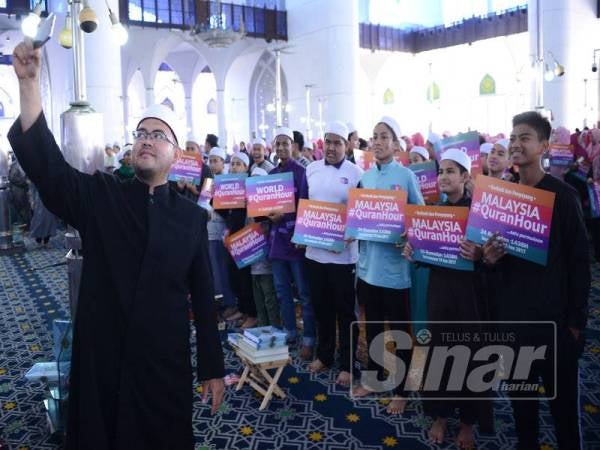 Para peserta Malaysia #QuranHour bergambar kenangan di Masjid Sultan Salahuddin Abdul Aziz Shah di Shah Alam, Selangor pada Jun 2017.