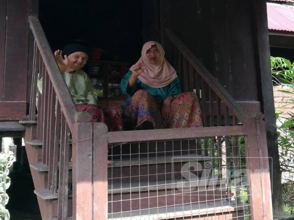 Saadiah dan Sahariah dua penduduk Melayu di kawasan berkenaan.