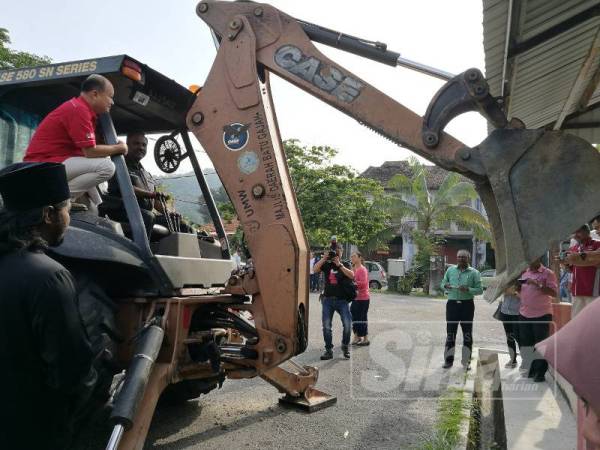 Sivakumar menyempurnakan gimik pelancaran pembinaan Dewan Orang Ramai Papan Lama.