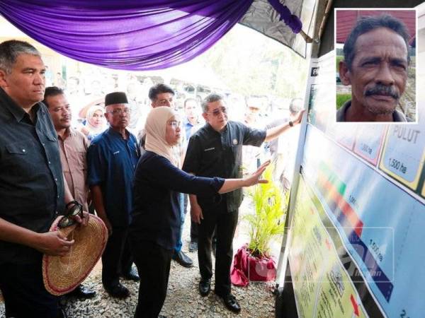 Salahuddin (kiri) mendengar penerangan tentang penanaman padi pulut berkenaan yang akan dituai November depan. Gambar kecil: Nordin