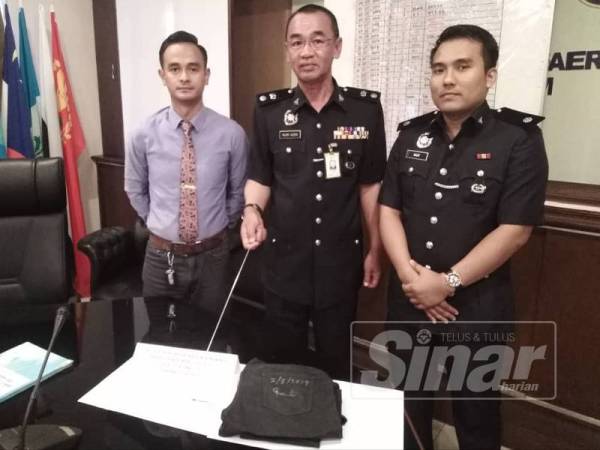 Nor Azmi (tengah) bersama pegawainya menunjukkan barangan dirampas pada sidang media di IPD Sabak Bernam di sini.