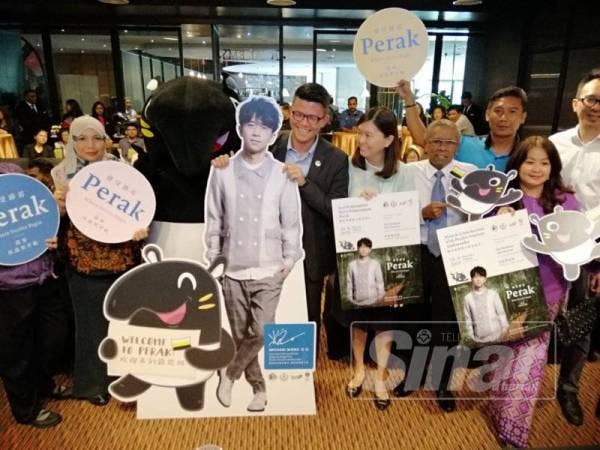 Tan Kar Hing (tengah) pada sesi memperkenalkan Michael Wong sebagai Duta Pelancongan Perak.