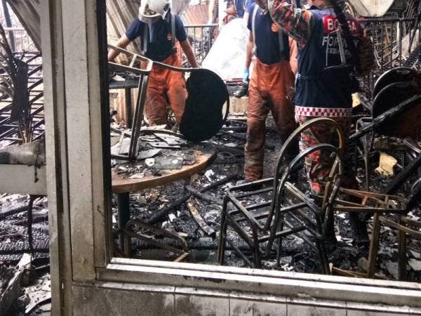 Anggota bomba memeriksa keadaan restoran yang terbakar dan mengakibatkan pemiliknya rentung pagi tadi. - FOTO JABATAN BOMBA DAN PENYELAMAT SELANGOR 
