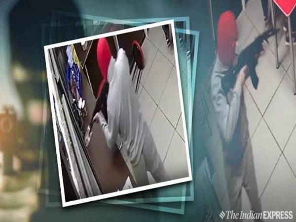 Dua pelajar melakukan rompakan olok-olok di sebuah kafe di Rusia.