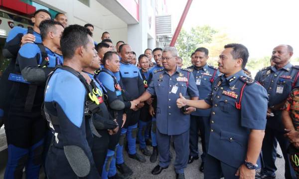 Soiman (tengah) beramah mesra dengan peserta-peserta yang menjalani kursus PSD di sini semalam.