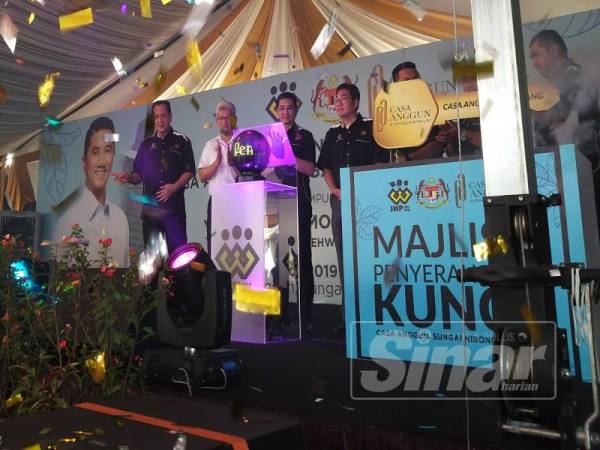 Mohamed Azmin (tengah) merasmikan Majlis Penyerahan Kunci Casa Anggun di Sungai Nibong tadi.