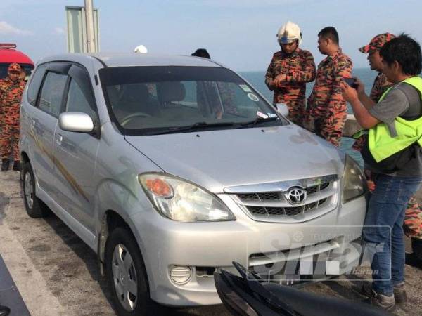 Kereta mangsa ditemui diletakkan di tepi jambatan sebelum mangsa terjatuh.