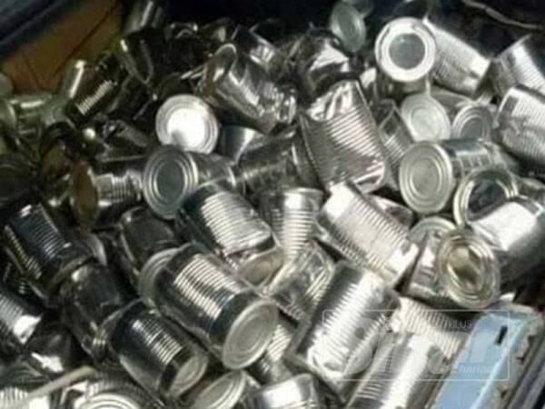 Sebahagian susu dalam tin kemek yang dikembalikan orang ramai.