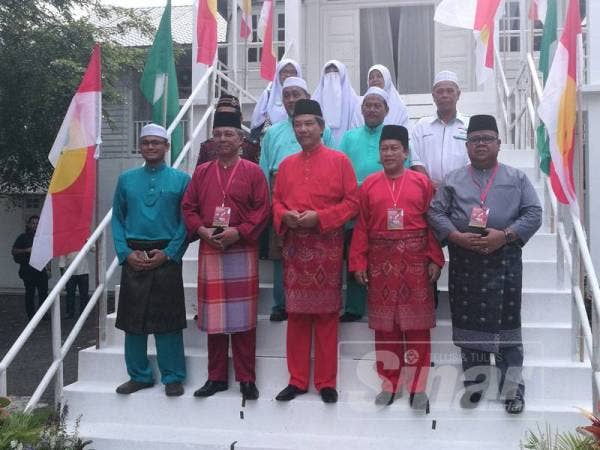 Mohamed Hasan (tengah) bergambar bersama kepimpinan Pas kawasan Pontian sebelum Persidangan UMNO Bahagian Pontian di sini hari ini.