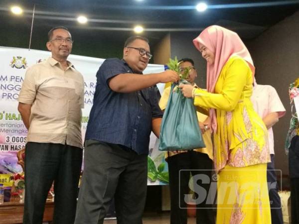 Onn (dua,kiri) menyampaikan sijil kepada penerima.