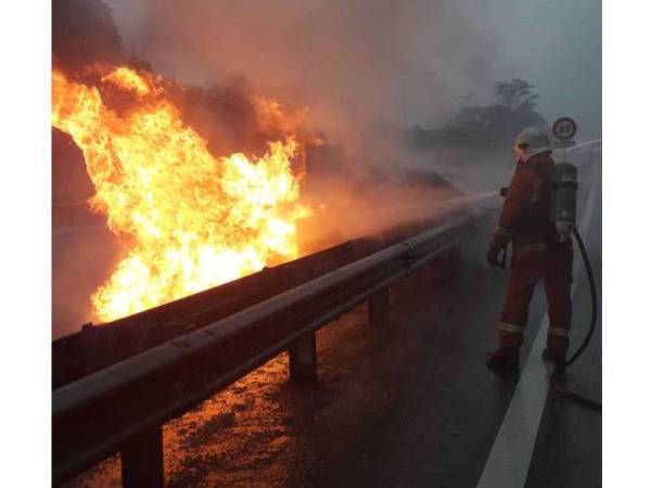Anggota bomba memadamkan kebakaran melibatkan sebuah lori membawa muatan diesel di Kilometer 23.5, Lebuhraya NKVE, hari ini.
