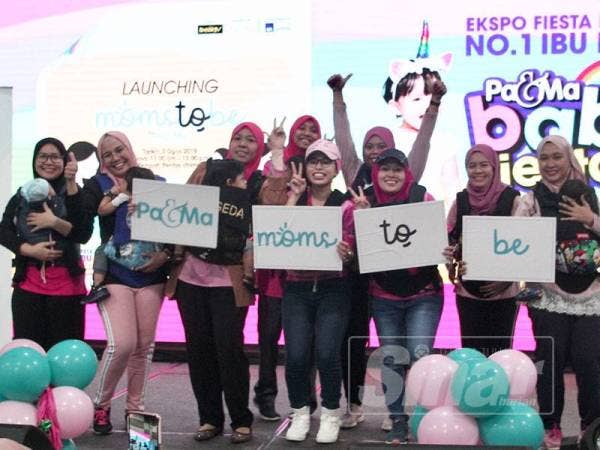 Ibu-Ibu yang hadir bergambar bersama sambil memegang plakad Pa&Ma Moms To Be. FOTO: ZAHID IZZANI