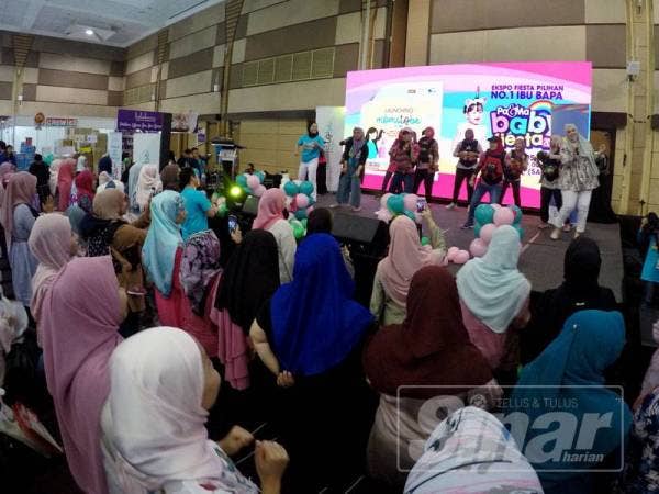 Para ibu yang hadir berzumba bersama bayi masing-masing pada Majlis Pelancaran portal komuniti Pa&Ma Moms To Be di Pusat Konvensyen Shah Alam (SACC), di sini hari ini. FOTO: ZAHID IZZANI