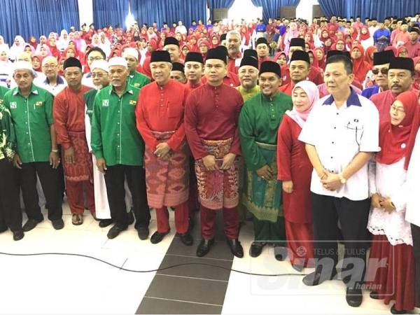 Ahmad Zahid bersama kepimpinan UMNO dan Pas serta rakan komponen BN di Dewan UMNO Bahagian Sungai Besar hari ini.