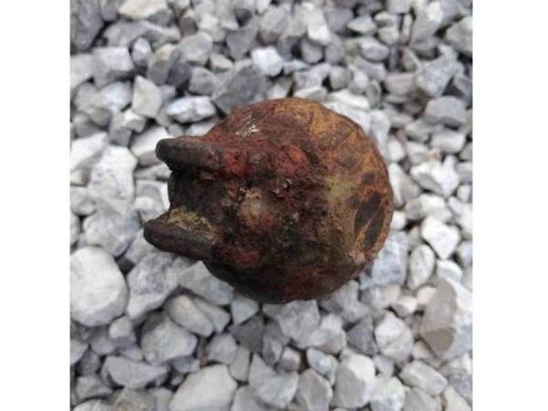 Bom lama yang ditemui kawasan sungai di Kampung Buso. - Foto IHSAN PDRM