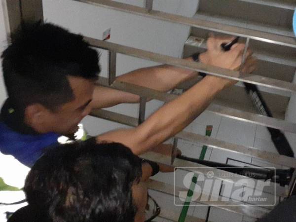 Pihak polis sedang berusaha membuka kunci pintu pagar dalam operasi bersepadu yang dijalankan.