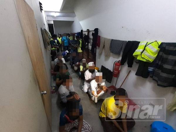 Antara kesalahan yang dikesan dalam operasi ini adalah tidak memiliki sebarang dokumen perjalanan yang sah.