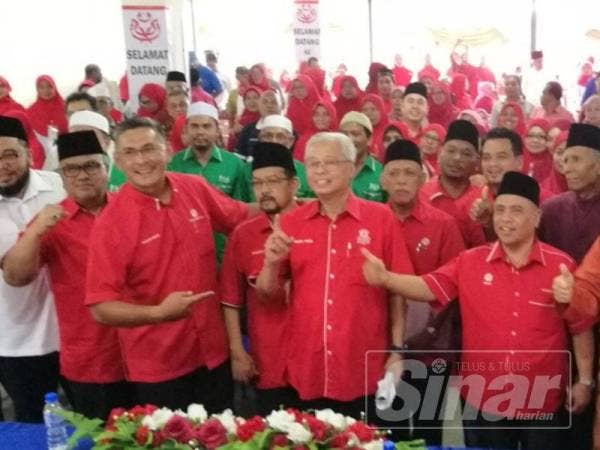 Ismail Sabri bersama sebahagian pimpinan UMNO Perak serta hadirin pada majlis berkenaan.