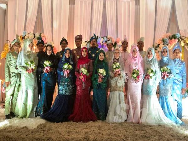Berbekalkan RM4,000 setiap pasangan, sembilan pengantin melangsungkan perkahwinan serentak dengan dihadiri lebih 1,000 tetamu, semalam.