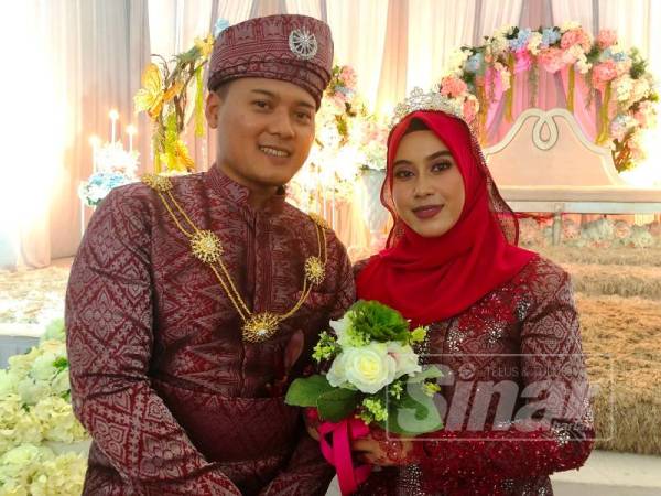 Nur Lina bersama Ahmad Zainuri tidak menyangka majlis perkahwinan mereka diadakan secara meriah dan mewah walaupun hanya membayar RM4,000.