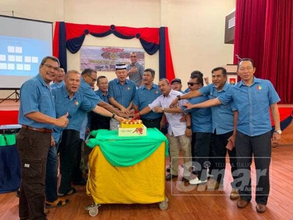 Acara memotong pulut kuning sempena ulang tahun ke-39.
