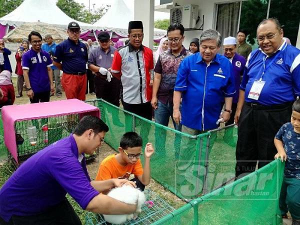 Kamarudin (dua dari kanan) ketika meninjau sekitar Akademi Faqeh di sini selepas selesai perasmian program.
