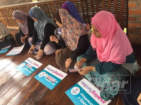 Peserta membuat persiapan sebelum bermulanya program #QuranHour@Teratak Sarah di Sijangkang, semalam.