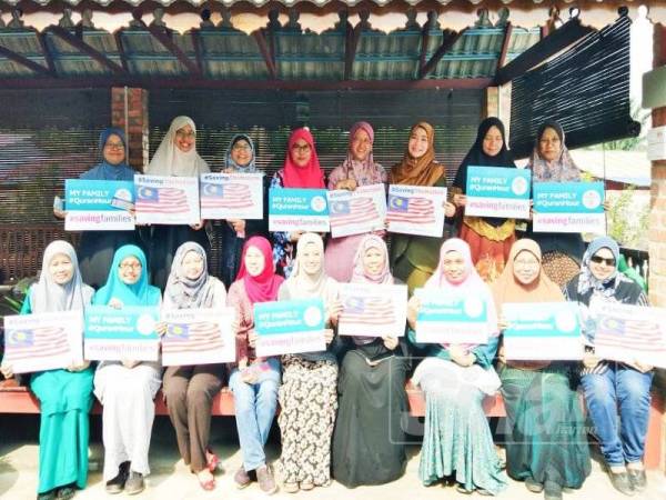 Peserta menunjukkan plakad #QuranHour sebagai tanda sokongan bagi menjayakan kempen Malaysia#QuranHour yang akan berlangsung di Masjid Putra, Putrajaya pada 30 Ogos ini.