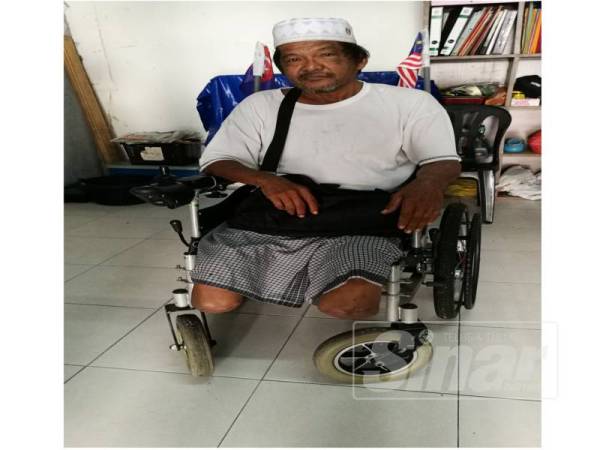 Tok Wan kudung kedua kaki cekal berniaga menggunakan kerusi roda mengelilingi bandar Pontian.