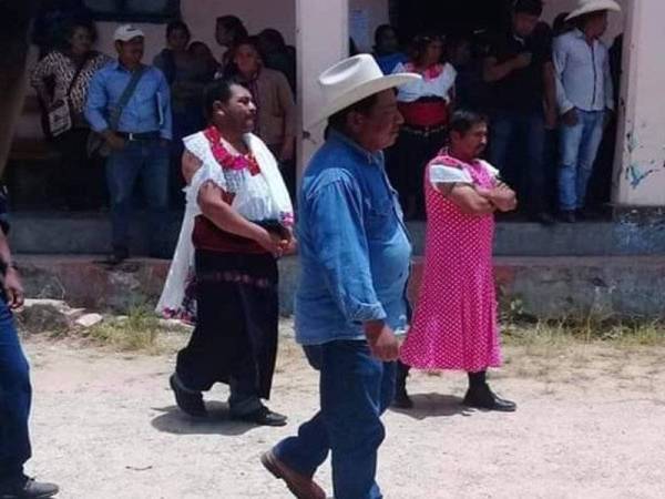Datuk Bandar San Andrés Puerto Rico, Javier Jimenez dan pembantunya, Luis Ton diarak dengan pakaian wanita.