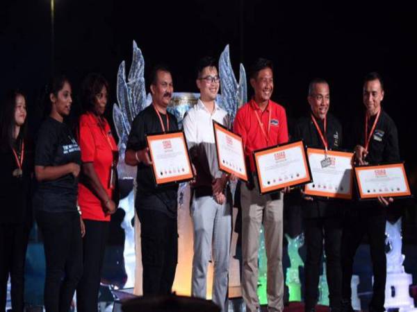 Hasil kerja itu diiktiraf sebagai rekod ukiran ais terpanjang dalam Asia Book of Records.- FOTO FRONT DESK