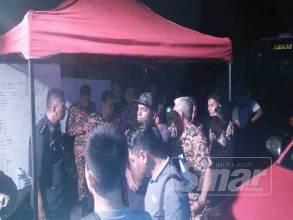 Dua beranak ditemui selamat setelah sesat lima jam ketika mendaki Gunung Angsi. - FOTO BOMBA
